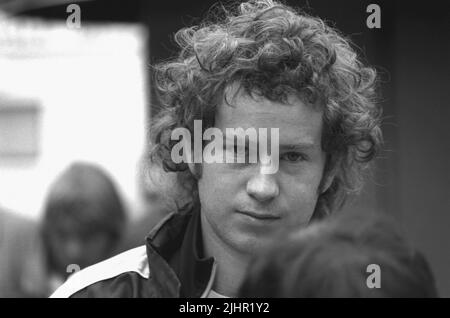 Le joueur de tennis américain John McEnroe, assistant à l'Open de France. Paris, stade Roland-Garros, mai 1980 Banque D'Images