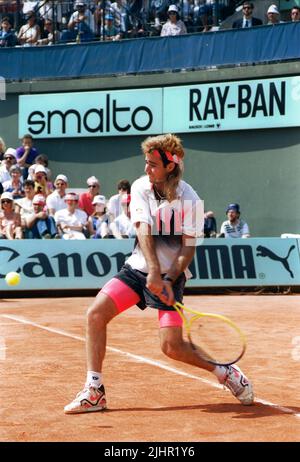Le joueur américain de tennis André Agassi, assistant au tour masculin de 32 de l'Open de France (contre français Arnaud Boetsch). Paris, stade Roland-Garros, 1 juin 1990 Banque D'Images