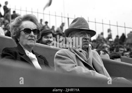 Le joueur de tennis français René Lacoste avec sa femme Simone Thion de la chaume, participe à un match à l'Open de France 1978. Paris, stade Roland-Garros, 1978 Banque D'Images