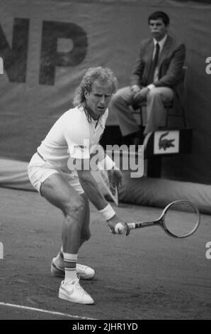 Le joueur de tennis américain Vitas Gerulaitis, assistant au match des célibataires hommes de l'Open de France. Paris, stade Roland-Garros, juin 1982 Banque D'Images
