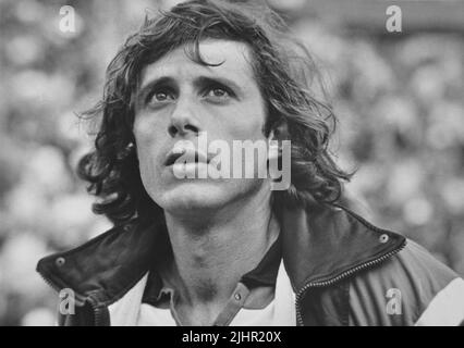 Portrait du joueur de tennis argentin Guillermo Vilas, en regardant les hauts stands de Roland Garros. Paris, stade Roland-Garro, juin 1978 Banque D'Images