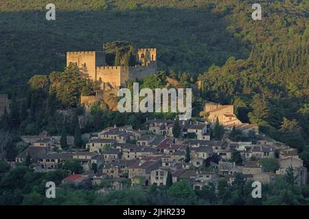 France, Pyrénées-Orientales (66) Castelnou, classé par les plus beaux villages de France, le jour se veille / France, Pyrénées-Orientales Castelnou, classé comme l'un des plus beaux villages de France, la journée s'élève Banque D'Images