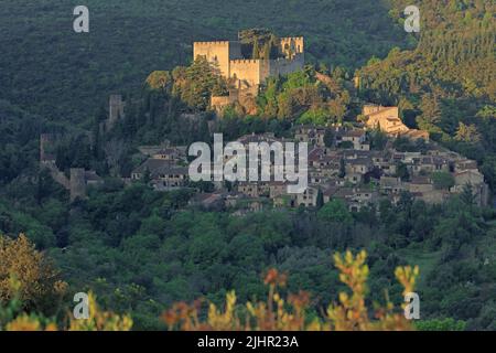 France, Pyrénées-Orientales (66) Castelnou, classé par les plus beaux villages de France, le jour se veille / France, Pyrénées-Orientales Castelnou, classé comme l'un des plus beaux villages de France, la journée s'élève Banque D'Images