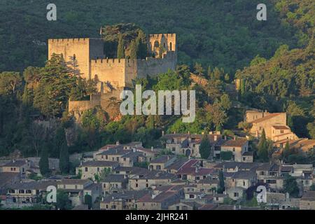 France, Pyrénées-Orientales (66) Castelnou, classé par les plus beaux villages de France, le jour se veille / France, Pyrénées-Orientales Castelnou, classé comme l'un des plus beaux villages de France, la journée s'élève Banque D'Images