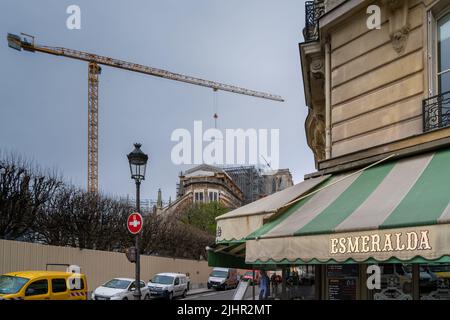 France, Ile de France, Paris 4th arrondissement, rue du Cloître notre-Dame, travaux de rénovation à notre-Dame un an après l'incendie dans la soirée du 15 avril 2019, lambeau du café Esmeralda, Banque D'Images