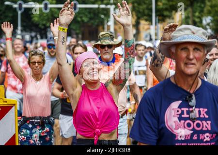 NIJMEGEN - pays-Bas, 2022-07-20 14:00:03 NIJMEGEN - Walkers en rose pendant le mercredi rose sur la route des Marches de quatre jours de Nimègue. Cette année, le jour de Wijchen est le premier jour de marche des quatre jours de marche. Le premier jour normal à travers le Betuwe a été annulé en raison des températures extrêmes. Les Marches de quatre jours ne durent donc pas quatre mais trois jours. ANP VINCENT JANNINK pays-bas sortie - belgique sortie Banque D'Images