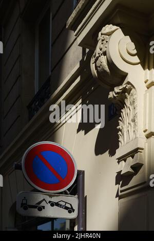 France, Ile de France, 6th arrondissement de Paris, rue de Vaugirard, pas de panneau de parking avec dépose devant un bâtiment haussmanien, Banque D'Images