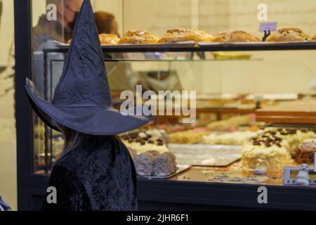 France, Ile de France, Paris 14th arrondissement, rue Daguerre, enfant vêtu d'une sorcière devant la fenêtre des Merveilleux de Fred, Banque D'Images