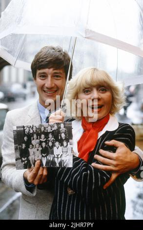 Patrick Sabatier et Annie Cordy préparent l'émission télévisée "Avis de recherche" sur TF1.1981 Banque D'Images