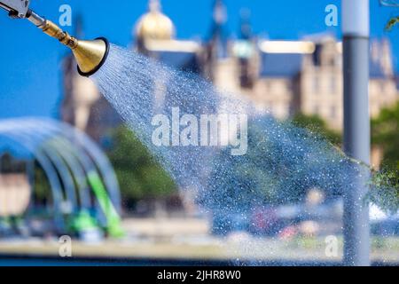 Schwerin, Allemagne. 20th juillet 2022. Avec un arrosoir automatique, les jeunes arbres dans une zone verte en face du château de Schwerin sont alimentés en eau pour le compte de la ville. Avec son véhicule spécial et un réservoir de 2 000 litres d'eau de mer, il peut approvisionner jusqu'à 28 arbres avec le vital humide. Credit: Jens Büttner/dpa/Alay Live News Banque D'Images