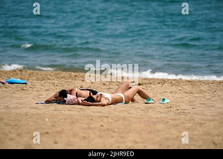 Les gens qui apprécient le temps chaud sur la plage de Bournemouth après que les températures ont dépassé 40C au Royaume-Uni pour la première fois. Date de la photo: Mercredi 20 juillet 2022. Banque D'Images