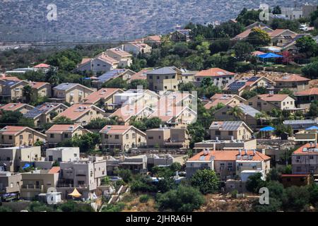 Naplouse, Palestine. 22nd juin 2022. Vue générale des nouveaux bâtiments de la colonie israélienne de la Revava, au sud de Naplouse, en Cisjordanie. Crédit : SOPA Images Limited/Alamy Live News Banque D'Images