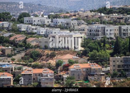 Naplouse, Palestine. 22nd juin 2022. Vue générale des nouveaux bâtiments de la colonie israélienne de la Revava, au sud de Naplouse, en Cisjordanie. Crédit : SOPA Images Limited/Alamy Live News Banque D'Images