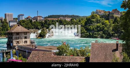 Vue panoramique sur le château de Worth jusqu'aux chutes du Rhin près de Schaffhausen, en Suisse Banque D'Images