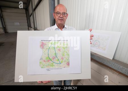 Nordhorn, Allemagne. 20th juillet 2022. L'administrateur de district Uwe Fietzek affiche une carte sur laquelle une zone de surveillance est marquée. À la suite de l'épidémie de peste porcine africaine dans une ferme du sud de l'Emsland, les comtés touchés prennent des mesures supplémentaires pour lutter contre la maladie animale. Un centre conjoint de logistique sur les maladies animales a commencé ses opérations dans les comtés de Grafschaft Bentheim et d'Emsland, à Nordhorn. Credit: Friso Gentsch/dpa/Alay Live News Banque D'Images