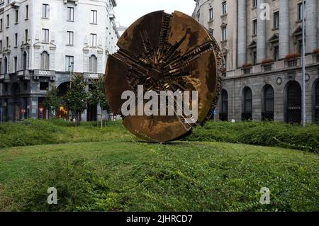 Disco Grande (Grand disque) du sculpteur Arnaldo Pomodoro, Milan, Italie Banque D'Images