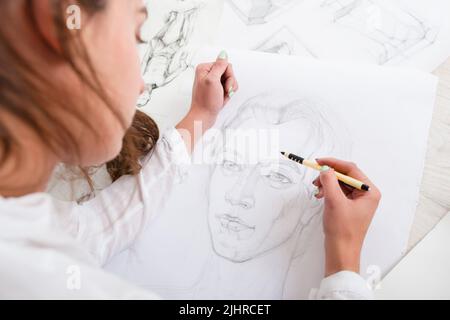 Gros plan sur un portrait au crayon de l'artiste Banque D'Images