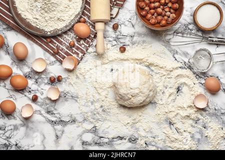 Gros plan. Vue de dessus d'un produit de cuisson et d'ustensiles de cuisine sur le fond de table en marbre. Banque D'Images