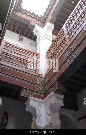 Bâtiment de style arabe sur une ancienne maison traditionnelle Riad à Marrakech, Maroc Banque D'Images