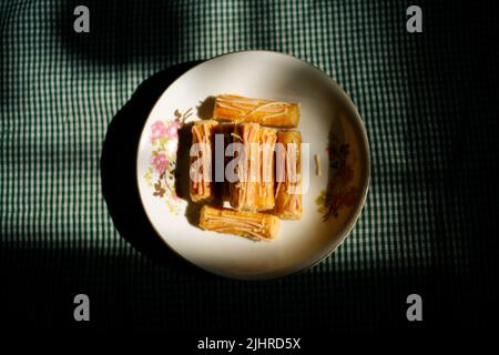 Biscuits avec cheddar sur l'assiette Banque D'Images