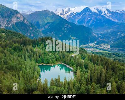 Vue sur le Mont blanc et le Lac Vert dans les montagnes des Alpes près de Chamonix, France. Paysage alpin français d'été avec forêt de sapins, lac et vallée verdoyante. Banque D'Images