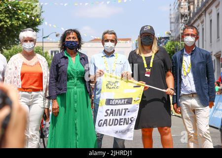 Saint-Gaudens, France, le 20 juillet 2022. Autorités photographiées au début de la phase 17 de la course cycliste Tour de France, de Saint-Gaudens à Peyragudes (130 km), en France, le mercredi 20 juillet 2022. Le Tour de France de cette année a lieu du 01 au 24 juillet 2022. BELGA PHOTO DAVID PINTENS - SORTIE ROYAUME-UNI Banque D'Images