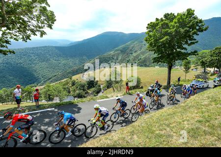 Saint-Gaudens, France, le 20 juillet 2022. Le pack de cavaliers photographiés pendant la phase 17 de la course cycliste Tour de France, de Saint-Gaudens à Peyragudes (130 km), en France, le mercredi 20 juillet 2022. Le Tour de France de cette année a lieu du 01 au 24 juillet 2022. BELGA PHOTO DAVID PINTENS - SORTIE ROYAUME-UNI Banque D'Images