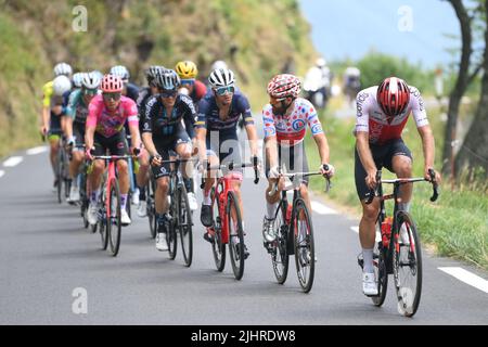 Saint-Gaudens, France, le 20 juillet 2022. Le pack de cavaliers de la scène 17 de la course cycliste Tour de France, de Saint-Gaudens à Peyragudes (130 km), France, le mercredi 20 juillet 2022. Le Tour de France de cette année a lieu du 01 au 24 juillet 2022. BELGA PHOTO POOL PETE GODING - UK OUT Banque D'Images