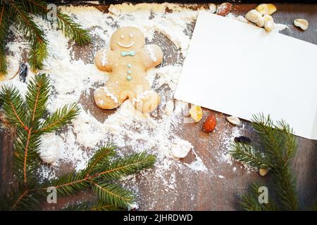 Carte de vœux vierge avec pain d'épice sur la table Banque D'Images