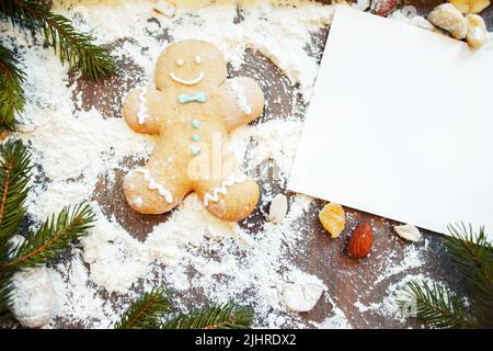 Carte de vœux vierge avec pain d'épice sur la table Banque D'Images