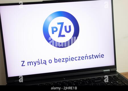 KONSKIE, POLOGNE - 19 juillet 2022: Logo de la compagnie d'assurance du groupe PZU sa affiché sur l'écran de l'ordinateur portable Banque D'Images