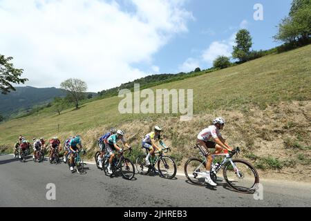 Saint-Gaudens, France, le 20 juillet 2022. Le pack de cavaliers photographiés pendant la phase 17 de la course cycliste Tour de France, de Saint-Gaudens à Peyragudes (130 km), en France, le mercredi 20 juillet 2022. Le Tour de France de cette année a lieu du 01 au 24 juillet 2022. BELGA PHOTO DAVID PINTENS - SORTIE ROYAUME-UNI Banque D'Images