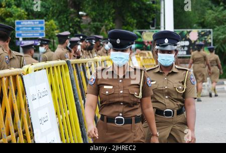 Colombo, Sri Lanka. 20th juillet 2022. Des officiers militaires et de police se tiennent à l'extérieur du Parlement sri-lankais à Colombo, Sri Lanka, 20 juillet 2022. Le président par intérim Ranil Wickremesinghe a été élu nouveau président du Sri Lanka lors d'une élection qui s'est tenue mercredi au Parlement. Crédit : Wang Shen/Xinhua/Alay Live News Banque D'Images
