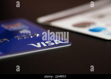 Carte de crédit Visa sur une table à surface noire. Banque D'Images