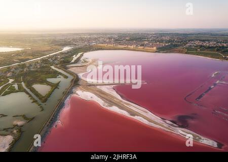 Vue aérienne du marais salin d’Aigues-mortes (Salin d’Aigues-mortes) au coucher du soleil Banque D'Images