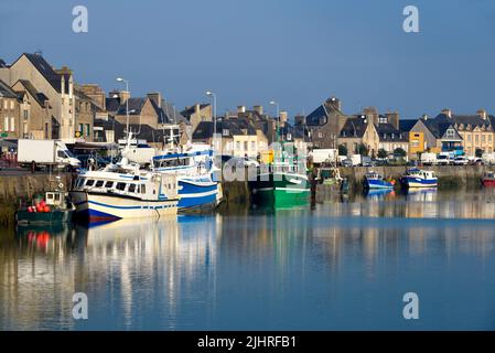 Bateau de pêche dans le port de Saint-Vaast-la-Hougue, commune française de la presqu'île du Cotentin dans le département de la Manche en Basse-Normandie Banque D'Images