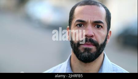 Portrait hispanique sérieux homme gros plan. 40 ans personne, vraies séries de personnes Banque D'Images