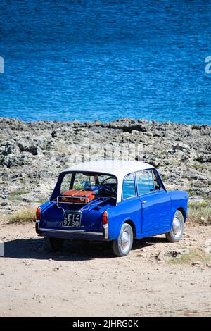 Autobianchi 'bianchina' bleu et blanc près de la mer Banque D'Images