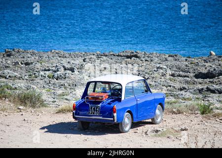 Autobianchi 'bianchina' bleu et blanc près de la mer Banque D'Images