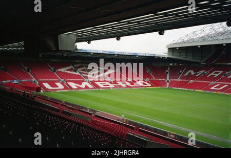 1992, stade historique d'Old Trafford, stade du Manchester United football Club, Manchester, Angleterre, Royaume-Uni. Le nouveau kit sponsorise actuellement Umbro, dont le nom et le logo sont visibles sur les sièges. Banque D'Images