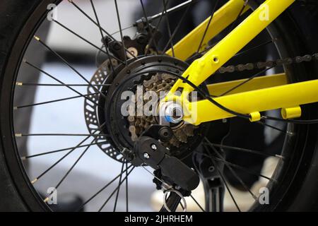 Vélo électrique avec engrenages et vue partielle du frein à disque dans un cycle hybride moderne qui peut fonctionner comme un cycle de pédale normal et un type électrique Banque D'Images