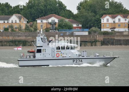 Bateau de patrouille côtière de classe Archer de la Royal Navy HMS Tracker, P274 ans, en direction de la Tamise lors d'une visite rare à Londres Banque D'Images