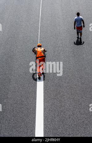 Travaux de marquage après le renouvellement de la surface de la route sur l'autoroute A40 entre la jonction Kaiserberg et Mülheim-Heißen, direction Essen, au-dessus d'un Banque D'Images