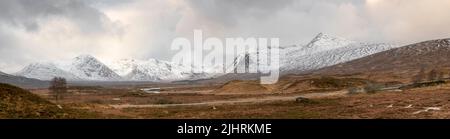 Vue panoramique sur le Loch Ba jusqu'aux montagnes enneigées, Rannoch Moor, Écosse, Royaume-Uni Banque D'Images
