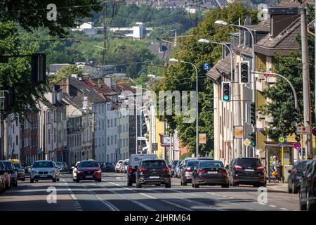 Aktienstrasse à Mülheim-WInkhausen, artère principale du centre-ville, avec voies de tramway, gradient moyen, InnenstadtverkehrNRW, Allemagne, Banque D'Images