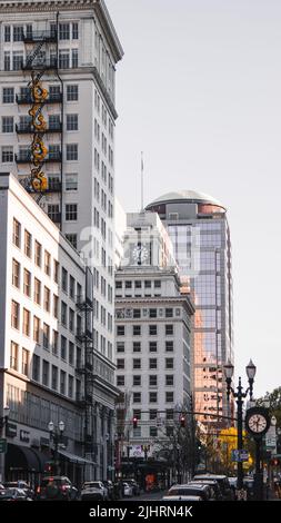 Une photo verticale de Broadway Street dans le centre-ville de Portland, Oregon Banque D'Images