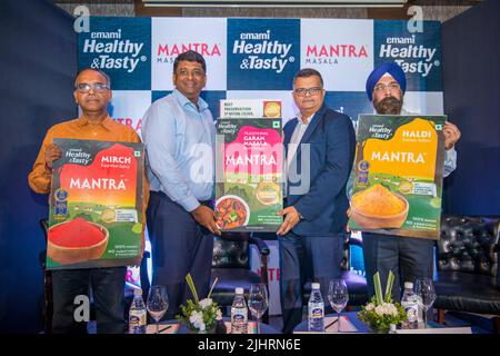 New Delhi, Inde. 20th juillet 2022. ( De gauche à droite) Debasis Bhattacharyya, Président Marketing, Emami Agrotech Ltd. Jayant Goenka, Directeur du Groupe Emami, Krishna Mohan Nyayapati, Directeur Emami Agrotech Ltd. Et Ramanjit Singh Taneja lancent une nouvelle gamme d'épices du nom de Mantra à New Delhi. Emami Agrotech Limited, une société du groupe Emami, est dans le domaine de la fabrication de produits alimentaires de marque. La société est impliquée dans la production et la vente d'huiles comestibles de marque, de graisses spéciales et de Vanaspati et, aujourd'hui, elle lance une nouvelle épice 'Mantra' à New Delhi. Crédit : SOPA Images Limited/Alamy Live News Banque D'Images