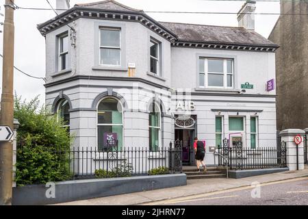 Dunmanway, West Cork, Irlande. 20th juillet 2022. AIB a déclaré que la banque numérique est la raison pour laquelle elle est en train de se passer de liquidités dans 70 succursales à travers le pays. L'une de ces branches, Dunmanway, change le 21st octobre, la branche Clonakilty étant l'alternative la plus proche, à environ 21 km. Crédit : AG News/Alay Live News Banque D'Images