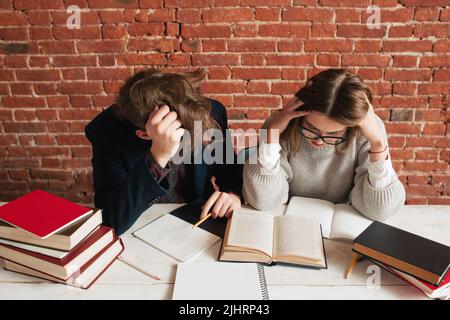 Deux étudiants fatigués se préparant aux examens Banque D'Images