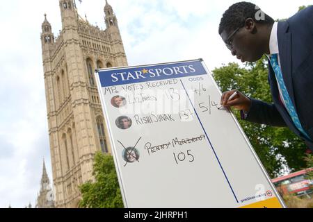 Londres, Royaume-Uni. 20th juillet 2022. Londres Royaume-Uni 20th 22 juillet. Un bookmaker pose les chances sur la course à la direction conservatrice après que Penny Mordtante tombe de la course Credit: MARTIN DALTON/Alay Live News Banque D'Images